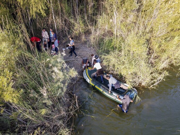 migrants cross rio grande